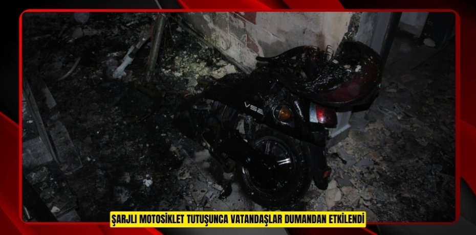 Şarjlı motosiklet tutuşunca vatandaşlar dumandan etkilendi