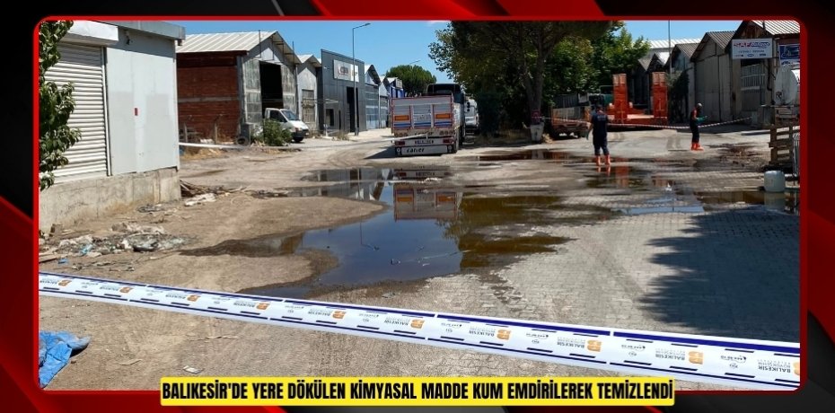 Balıkesir'de yere dökülen kimyasal madde kum emdirilerek temizlendi